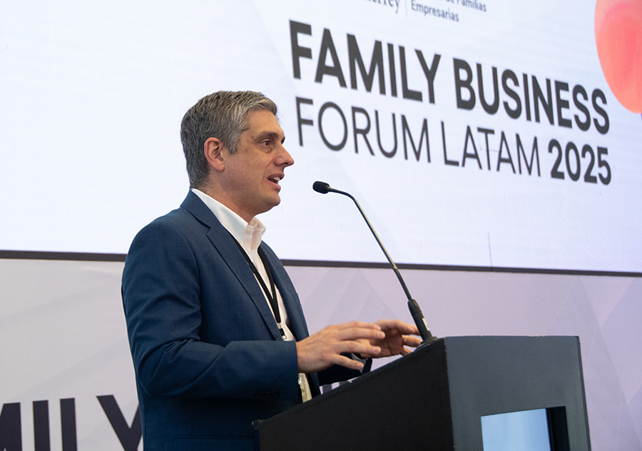 El líder de la EGADE Business School y de la Escuela de Negocios en discurso durante el Family Business Forum.
