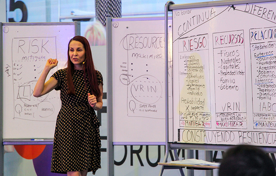 Conferencista Marcela Ramírez durante su conferencia en el Family Business Forum LATAM 2025