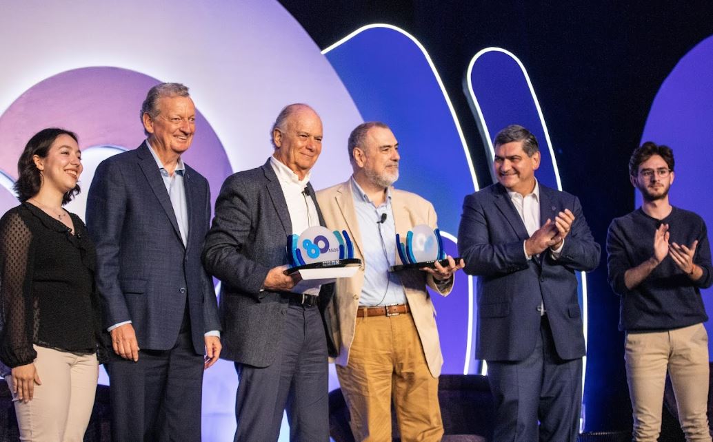 El presidente del consejo directivo del Tec de Monterrey, Ricardo Saldívar, y rector y presidente ejecutivo de la institución, David Garza, dieron un reconocimiento a Enrique Krauze y Paco Calderón por participar en la serie Inspirar para transformar de charlas especiales en el 80 aniversario del Tec de Monterrey. Foto: Udell Jiménez.