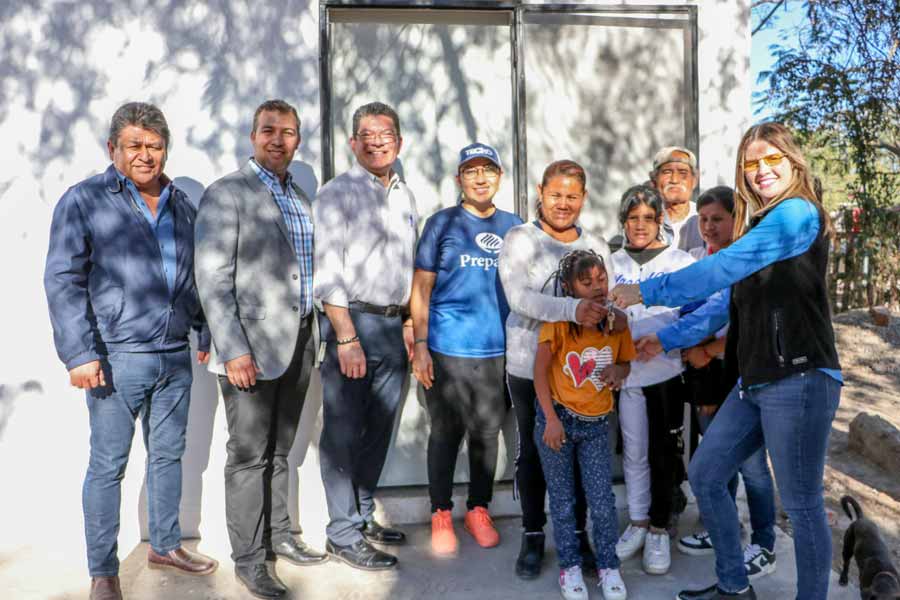 Momento de la entrega de la casa del Proyecto TECHO para la familia beneficiada