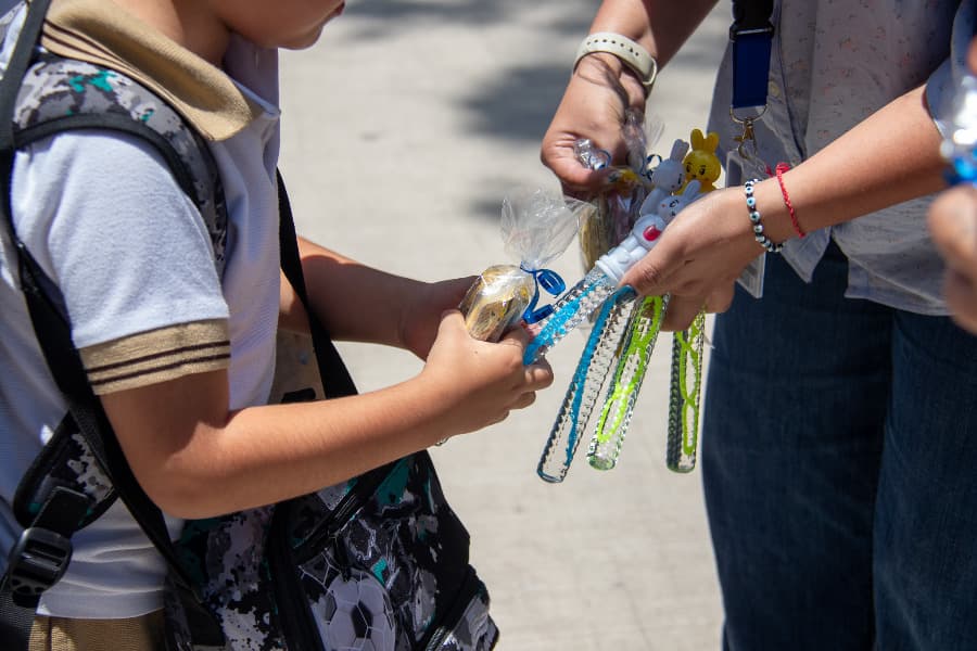 Entregan juguetes en escuela de Zapopan.