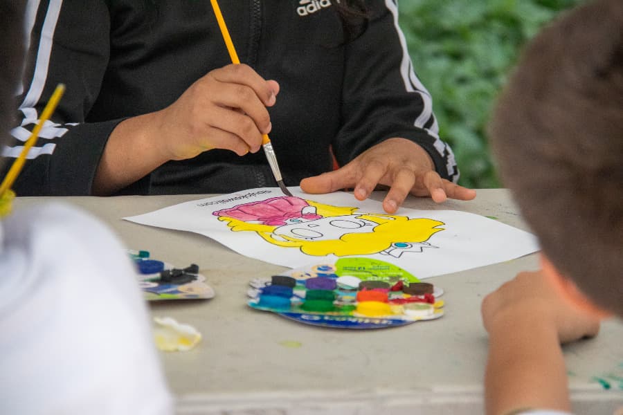 Entregan juguetes en escuela de Zapopan.