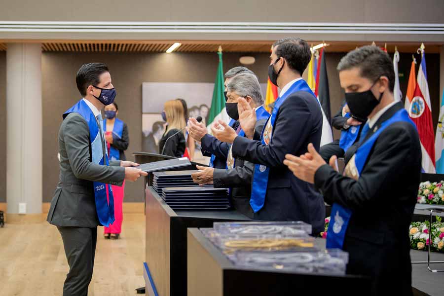 Entrega de títulos en Sala Mayor de Rectoría