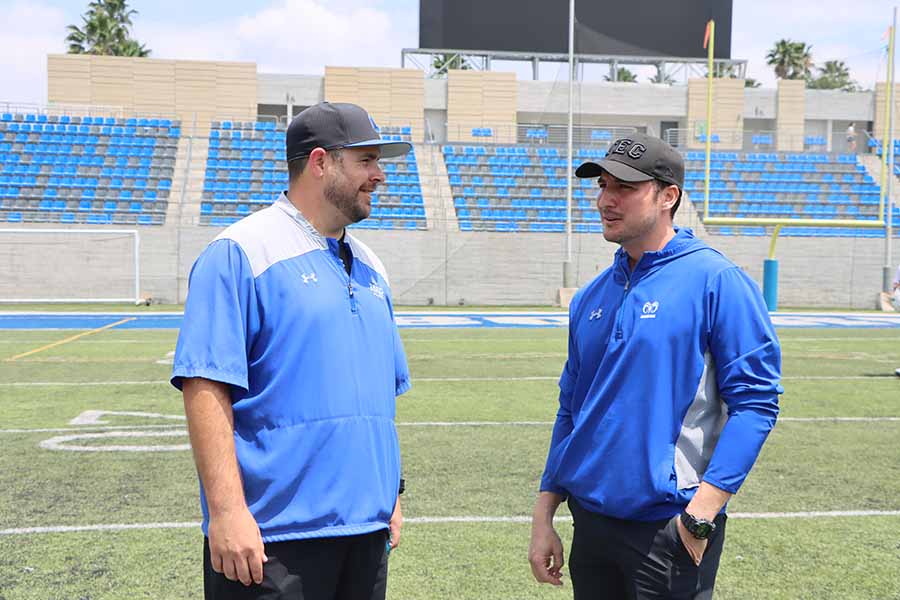 Kyle Brey, entrenador de Trascender Elite, y Álvaro Salazar, entrenador de Borregos de PrepaTec Monterrey