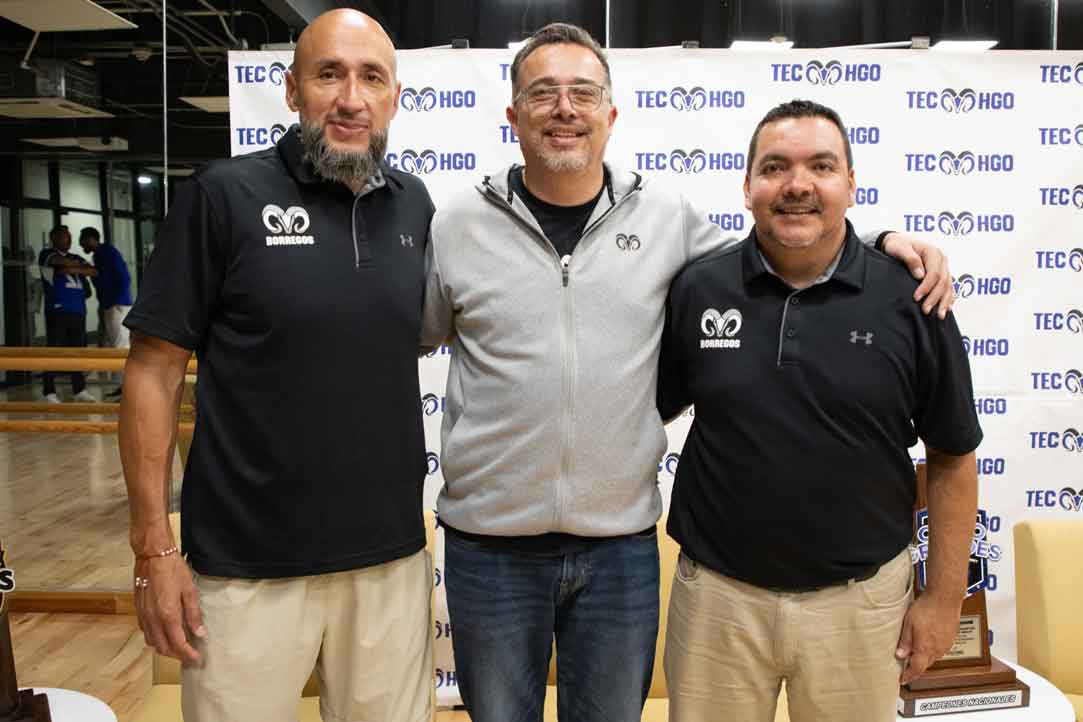 Entrenadores de campus Hidalgo después de una rueda de prensa posando con Octavio Diaz, director del campus