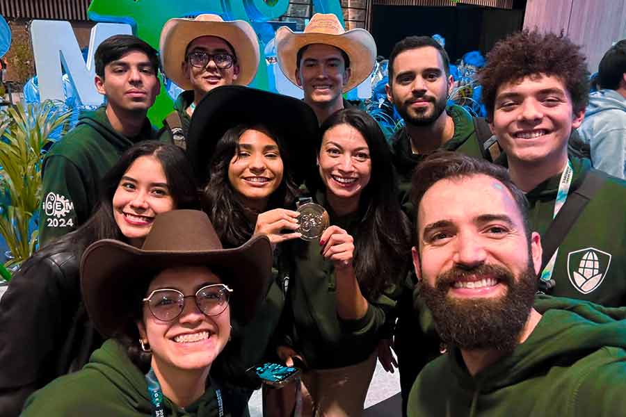 Equipo iGEM del Tec en Chihuahua, acompañados de la doctora Cynthia González y Raul Lizarrarás, lider de emprendimiento en campus Chihuahua.