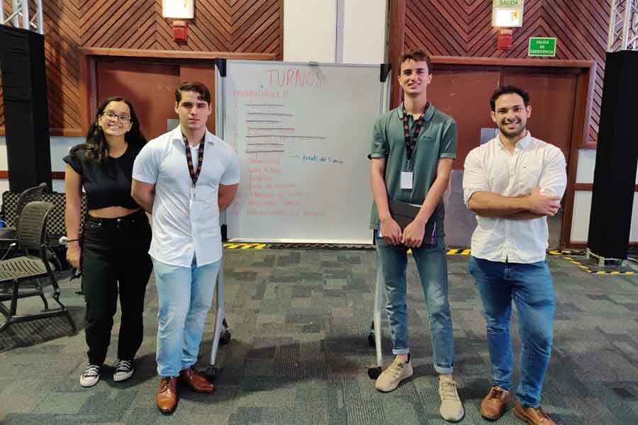 Equipo AIChE del campus Monterrey que presentó la parte teórica del ChemE Cube.