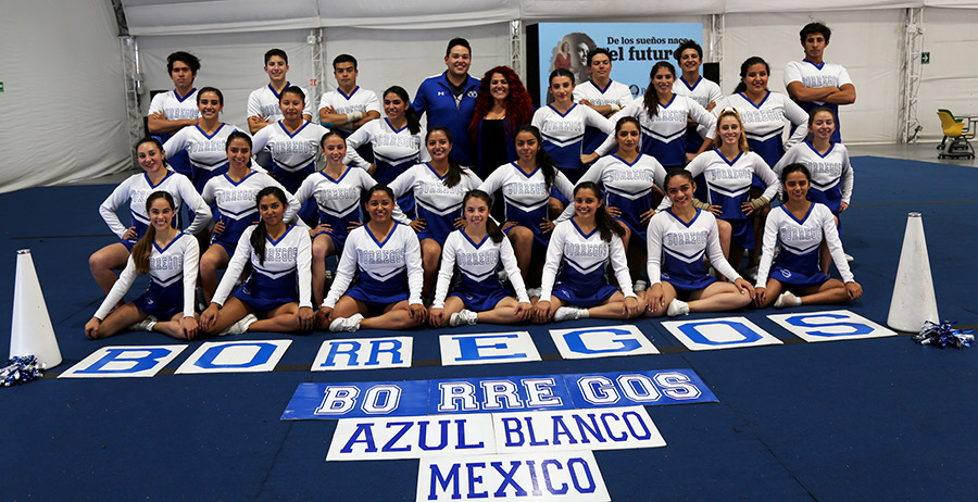 equipo de animación y porras con coaches