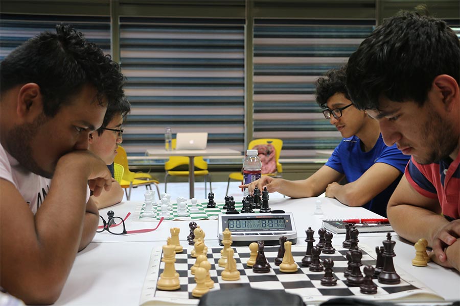 Jóvenes del equipo de ajedrez del campus San Luis Potosí, entrenando en las instalaciones del Tec para su siguiente torneo. 