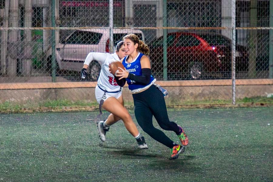 Jugadora de tochito de Borregos Laguna juega el balón en liga universitaria