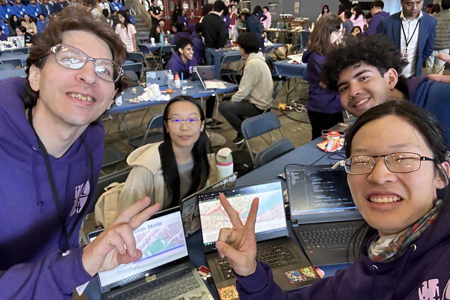 Pablo Naranjo, estudiante del campus Monterrey, junto a su equipo en el HackMIT.