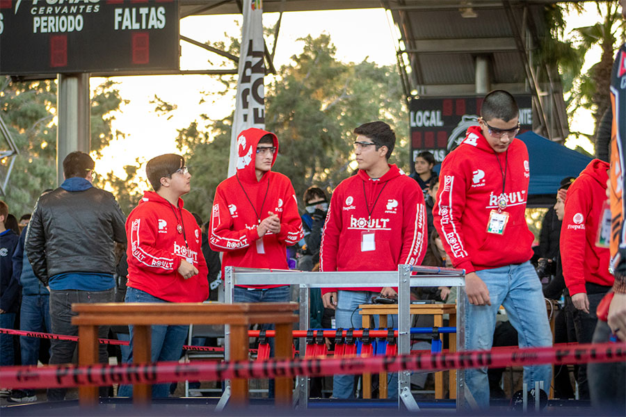 Integrantes del equipo de robótica ROULT se preparan para juego de robot en FIRST Tech Challenge