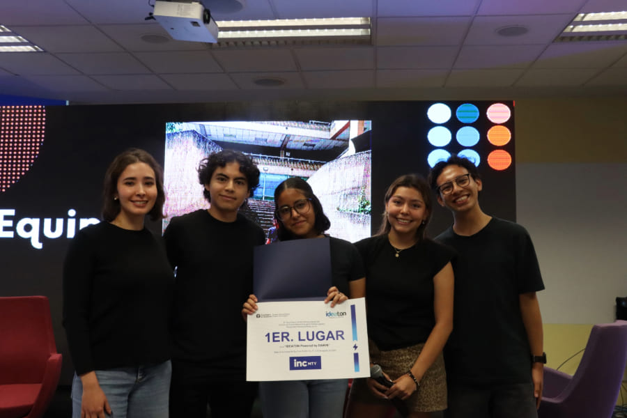 Equipo ganador del reto industrial posa con su reconomiento