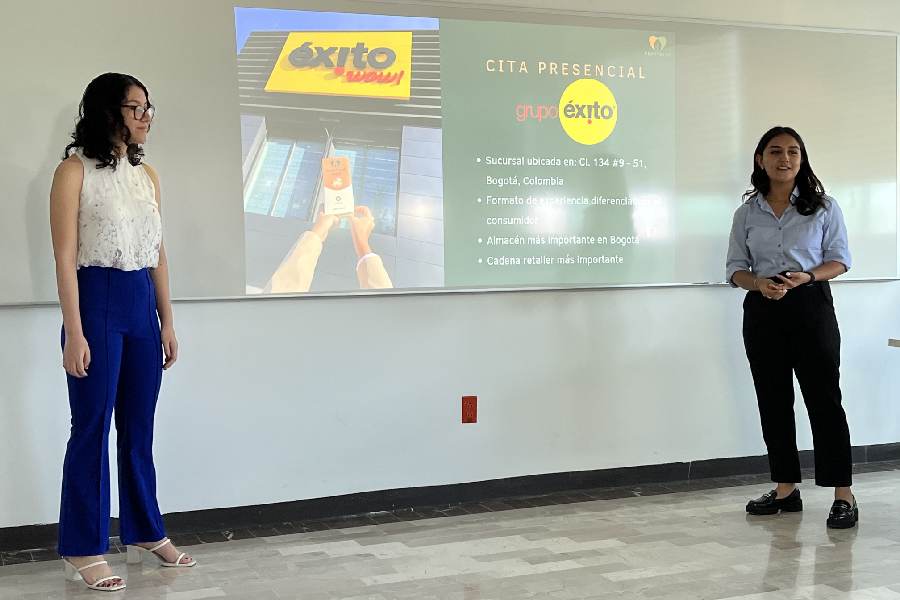 Equipo de Heartbest durante en las presentaciónes finales