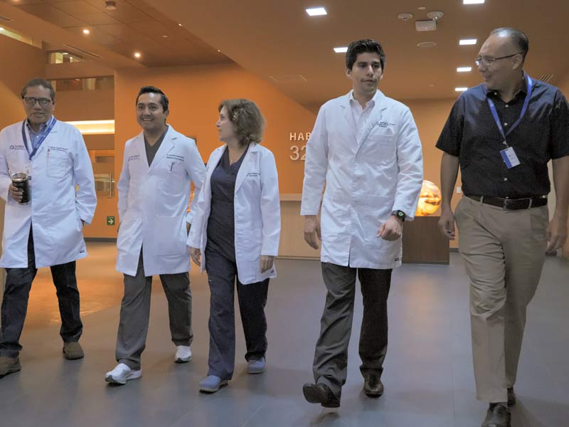 Integrantes del equipo médico de ECMO en TecSalud.