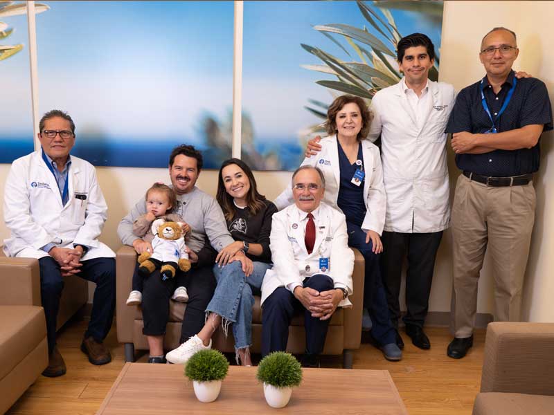 Lena Martín y sus papás junto con el equipo de ECMO de TecSalud.