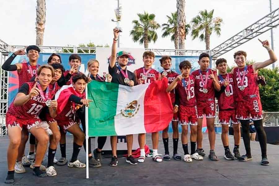 Equipo mexicano alza el trofeo de campeones