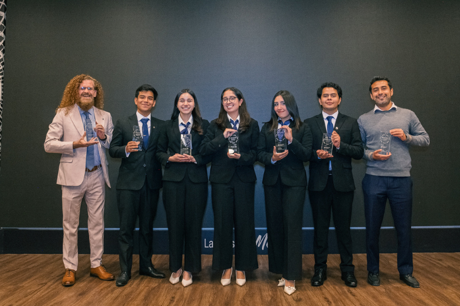 Estudiantes del Tec CCM posan con su reconocimiento del primer lugar nacional junto a sus profesores y mentores de la industria.