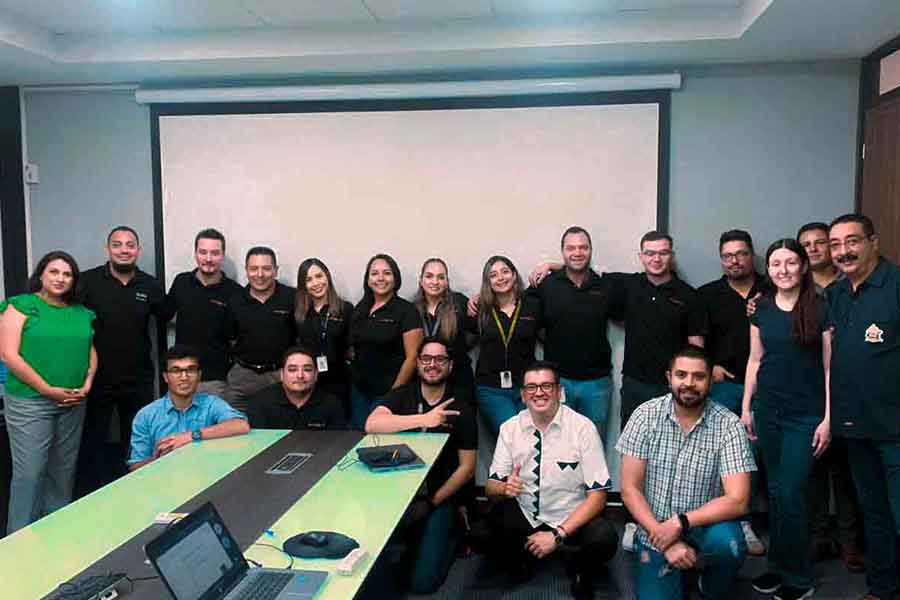 Equipo presentando resultados en el Foro de Trabajo en Equipo