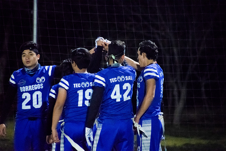 Equipo reunido en el partido