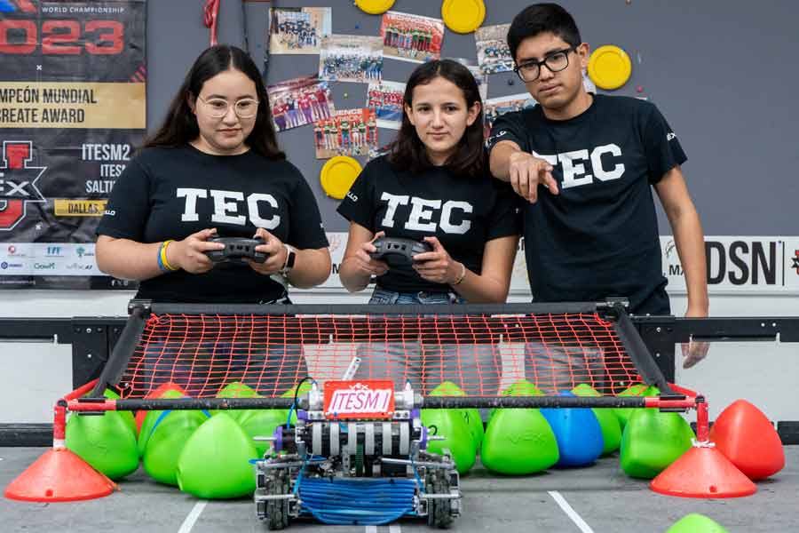 Equipo de robótica ITESM 1 practicando en cancha