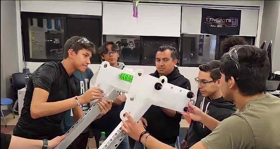 Equipo robótica de PrepaTec Santa Anita, stingbots, se prepara para certamen FIRST.