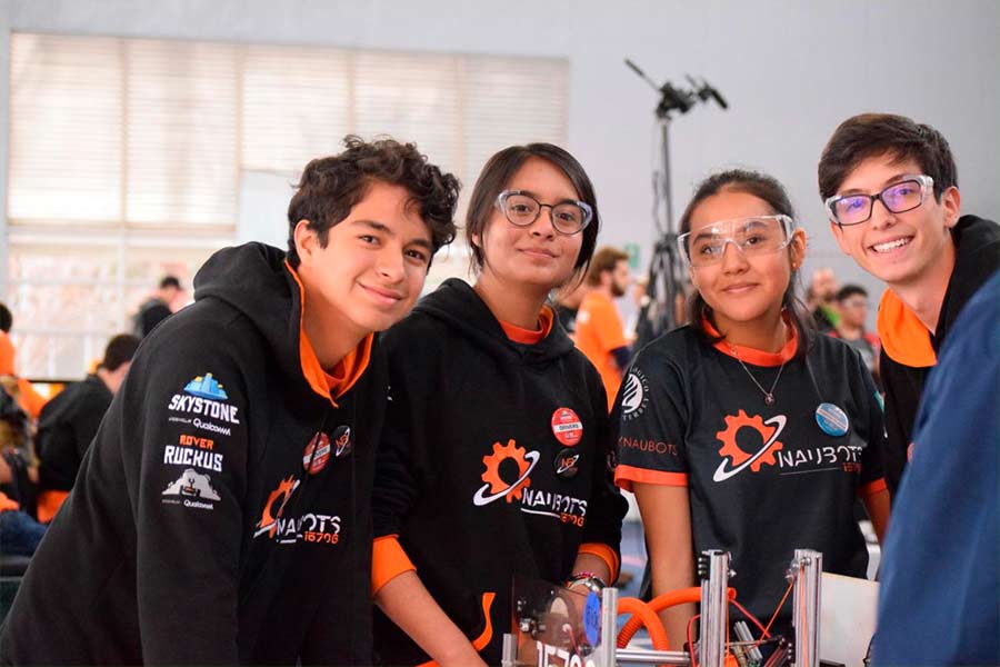 Jóvenes del Tec integrantes de un equipo de robótica