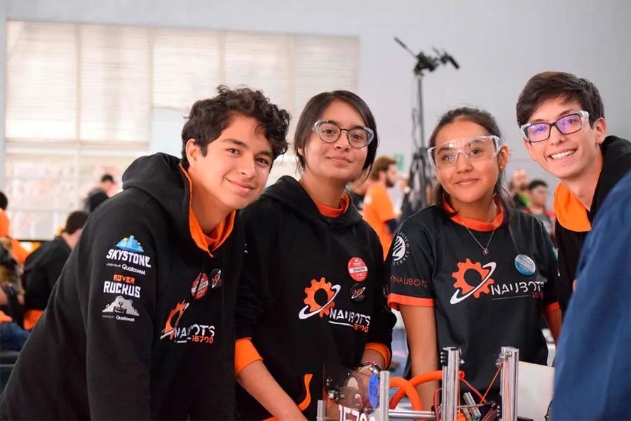 Jóvenes del Tec integrantes de un equipo de robótica