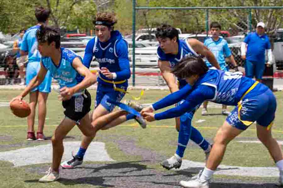 Equipo saltillense en partido flag football CONADEIP