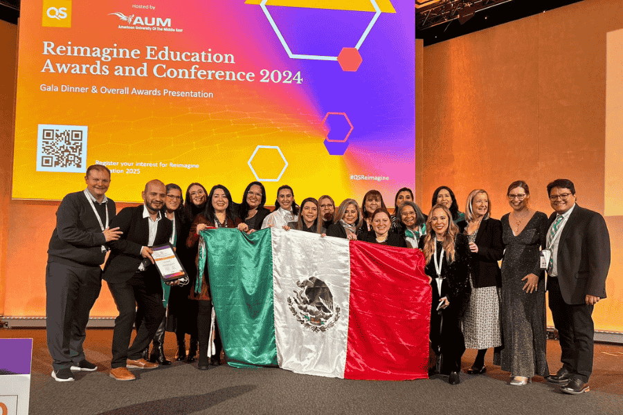 equipo-sosteniendo-bandera-de-México-QS-Reimagine-Education-Awards-2024