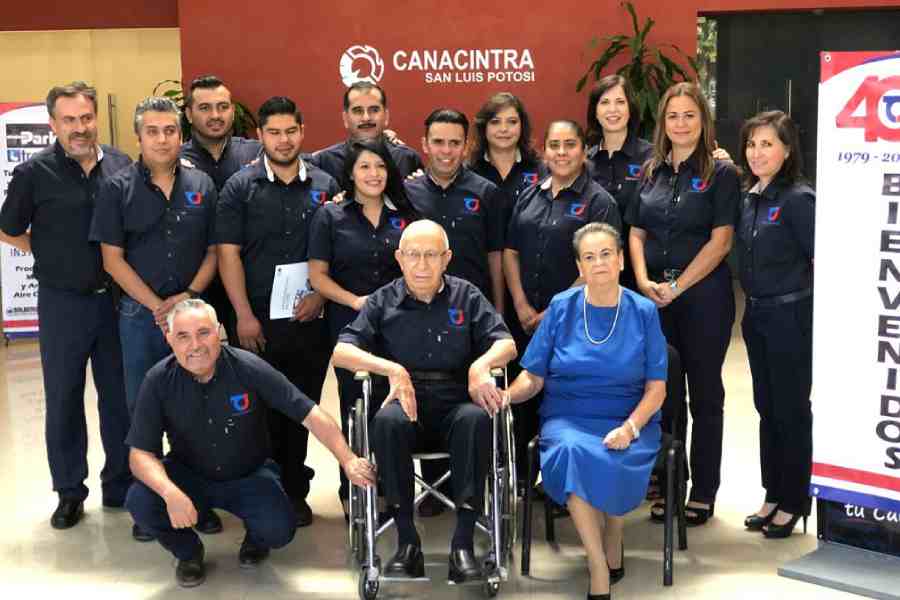 Equipo de trabajo de la empresa Tunna Industrial en celebración de aniversario