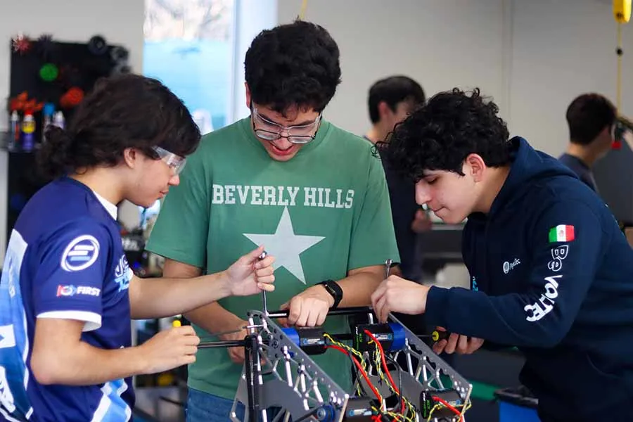 Equipo Voltec Robotics de la PrepaTec Eugenio Garza Lag&uuml;era, en su taller.