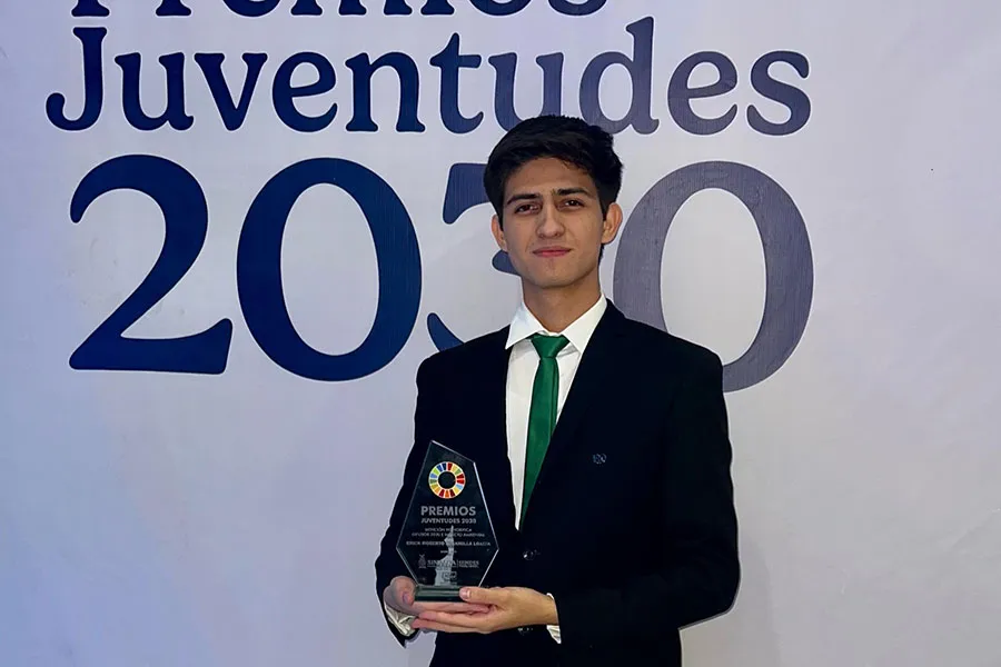 erick-escamilla-recibe-premio-juventudes
