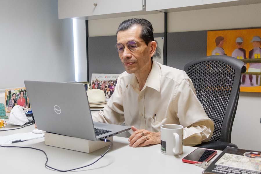 profesor ernesto diezmartinez en su oficina en campus sinaloa