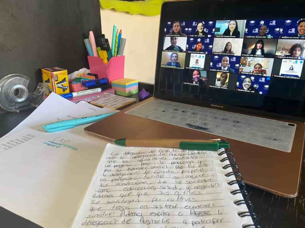 Escritorio de la alumna de PrepaTec durante el evento NYMUNLAC.