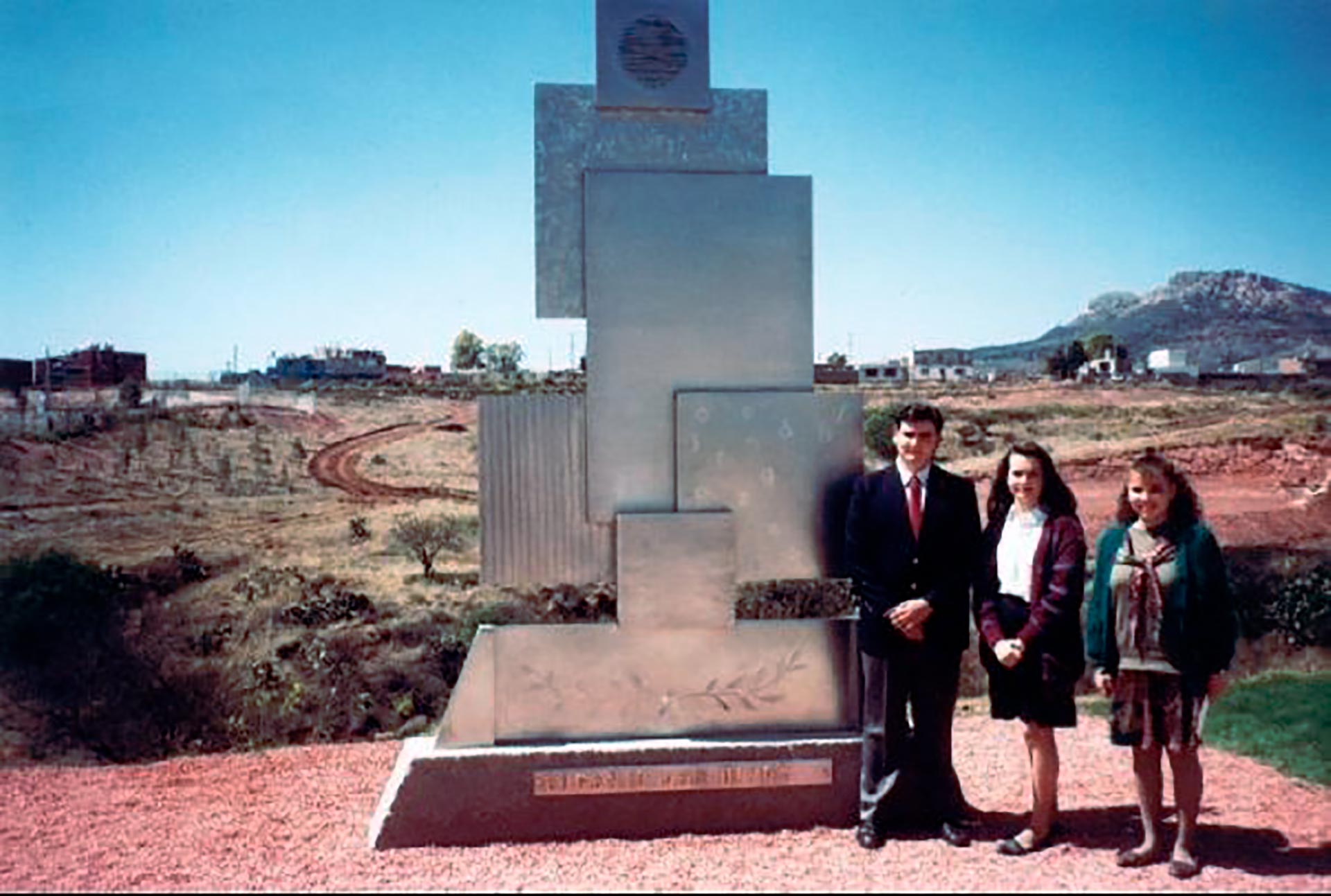 Sergio, Cecilia y Lucía Guajardo del Hoyo nietos de Eugenio del Hoyo 1992 día de la develación.