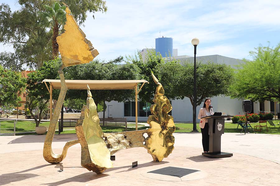 Escultura de Rogelio Madero en la Plaza Estudiantil el día de su inauguración con una maestra de ceremonias