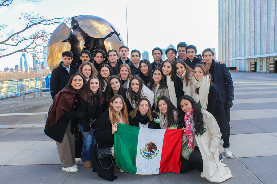 Estudiantes sosteniendo bandera mexicana en Nueva York