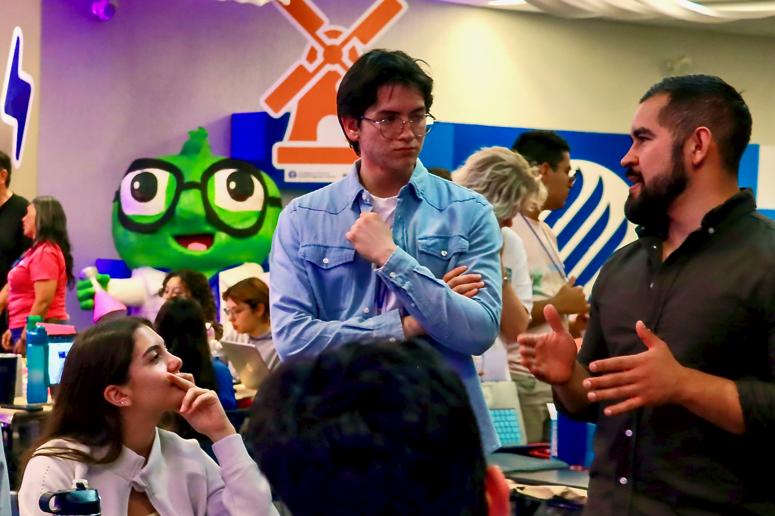 Esteban Guardiola, exparticipante de BioHack y hoy mentor y emprendedor, conversa con estudiantes.