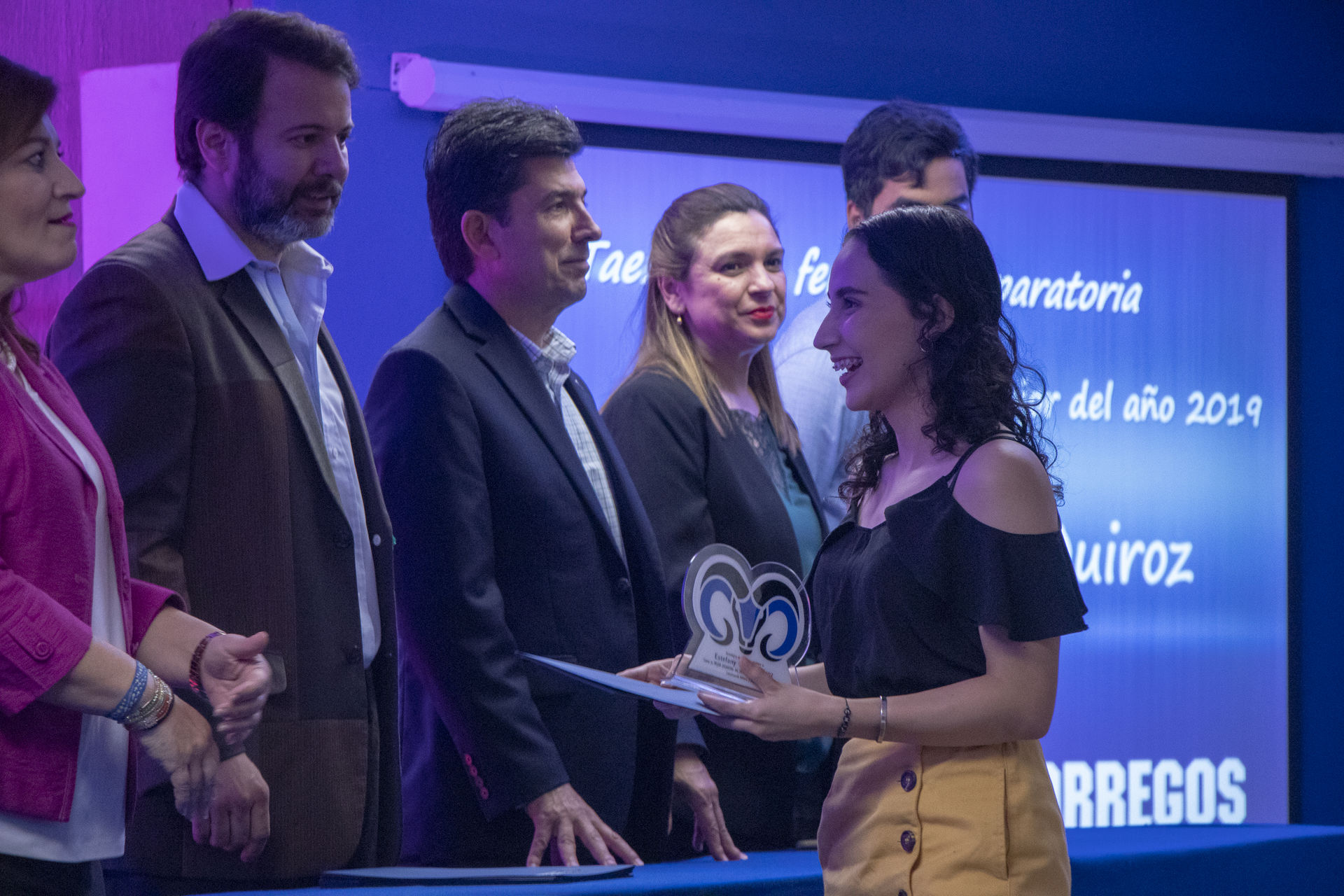 Estefany recibiendo lo mejor de deportes 2019 del Tec de Monterrey en taekwondo.