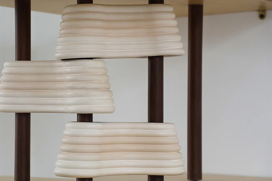 La colecci&oacute;n de mueble y luminaria: Estratos, desarrollada por Fernanda y Viviana.