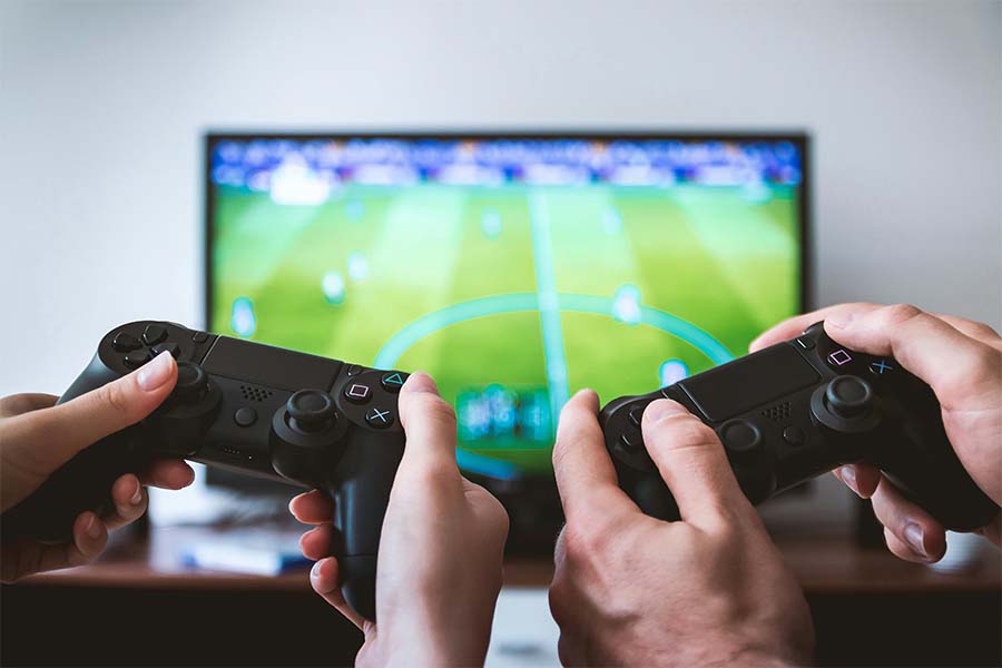 Personas jugando videojuegos