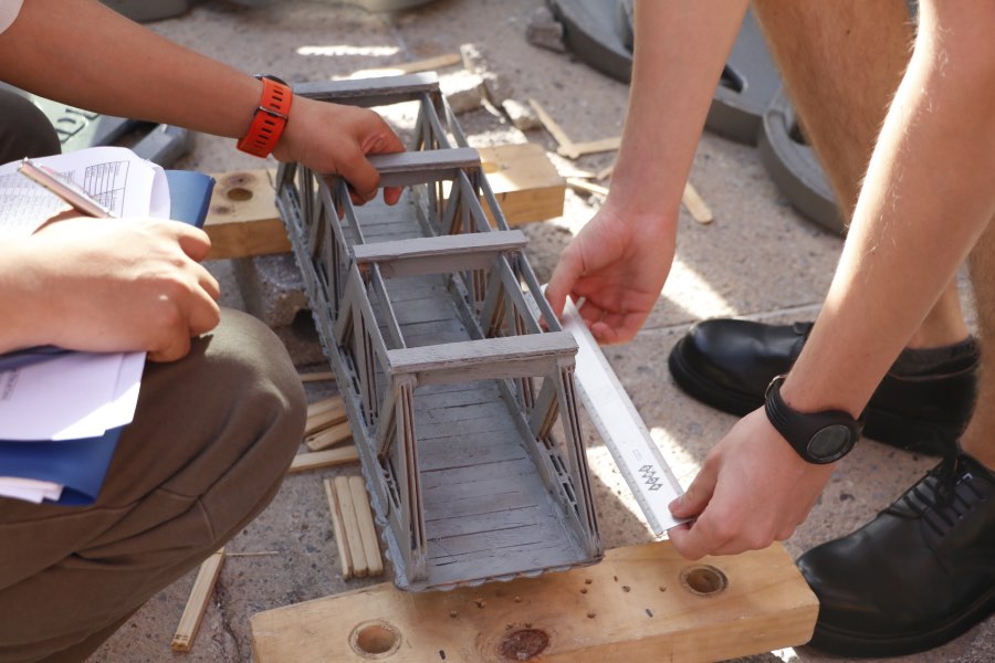 Los alumnos diseñaron y construyeron estructuras de puentes