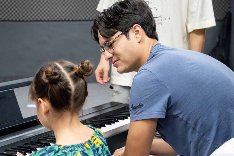 Estudiante conoce los gustos de su clienta