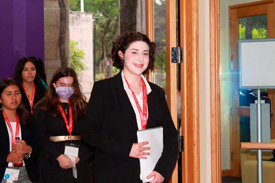 Regina estuvo presente en el Lorenzo de Zavala Youth Legislative Session con más jóvenes latinos