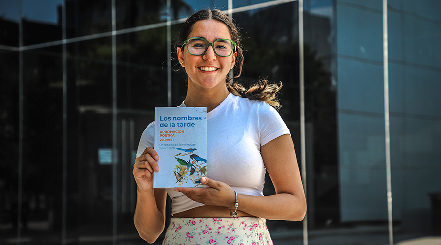 Estudiante-poeta de PrepaTec con el libro donde se publicó su obra