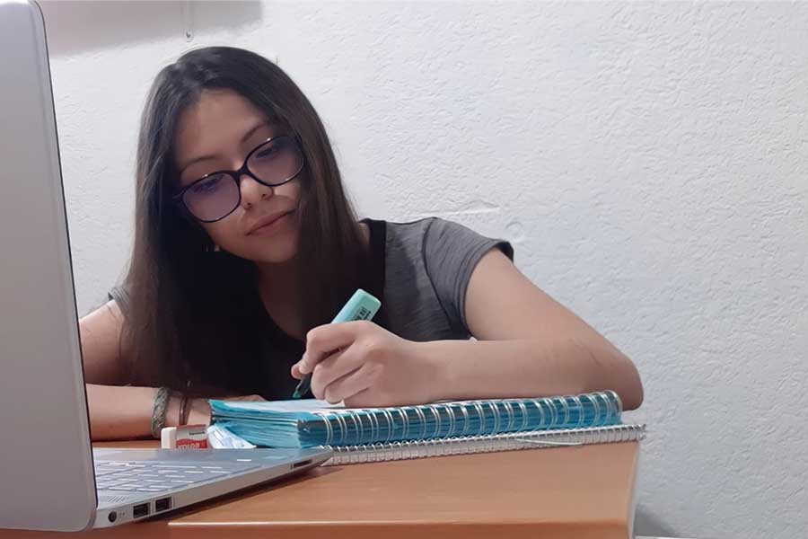 Estudiante preparándose para la Olimpiada Estatal de Biología