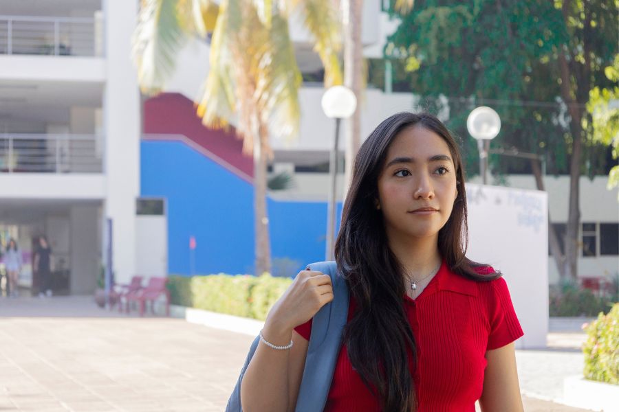 Alumna caminando por pasillo central Campus Sinaloa