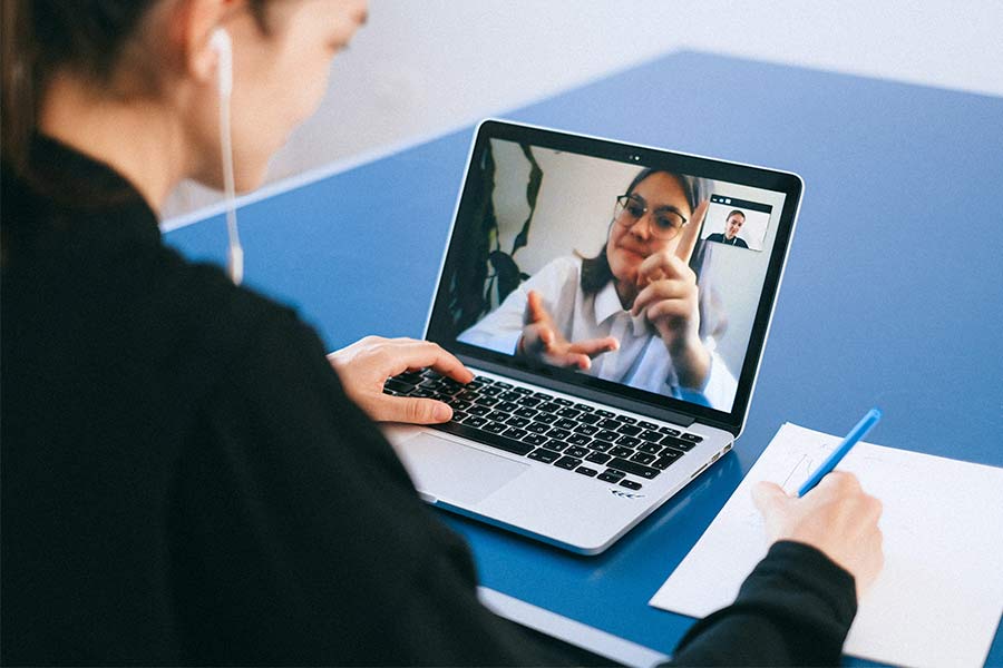 Estudiante haciendo una videollamada