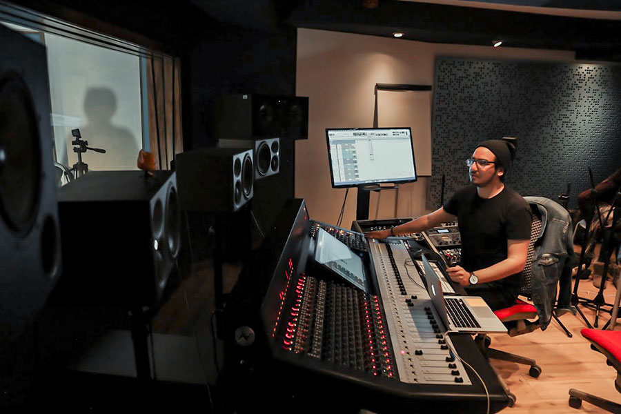 Estudiante del Tec en estudio de grabación